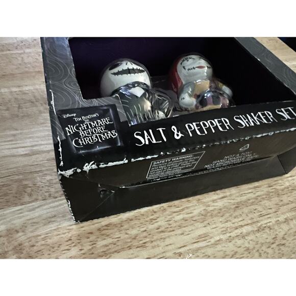NIGHTMARE Before Christmas Salt & Pepper Shakers - Picture 2 of 7
